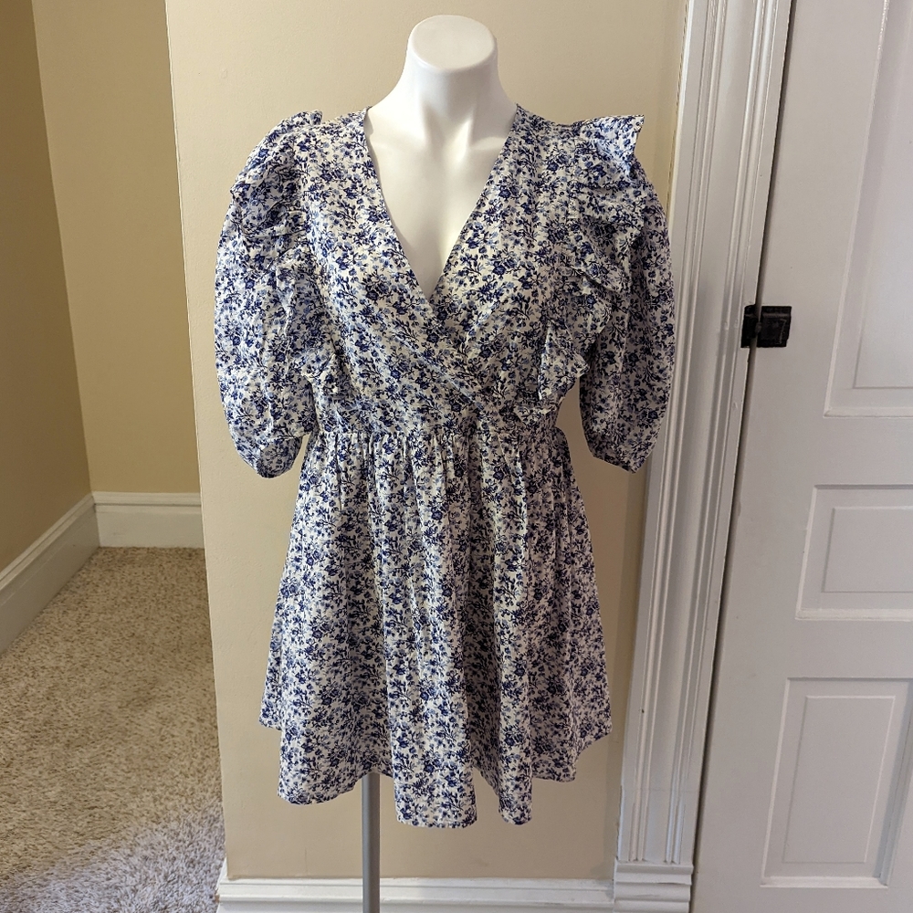 H&M blue and white floral print puff sleeve ruffle dress size medium